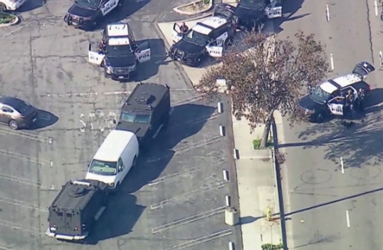 大批警力包围枪手所在的一辆厢型车