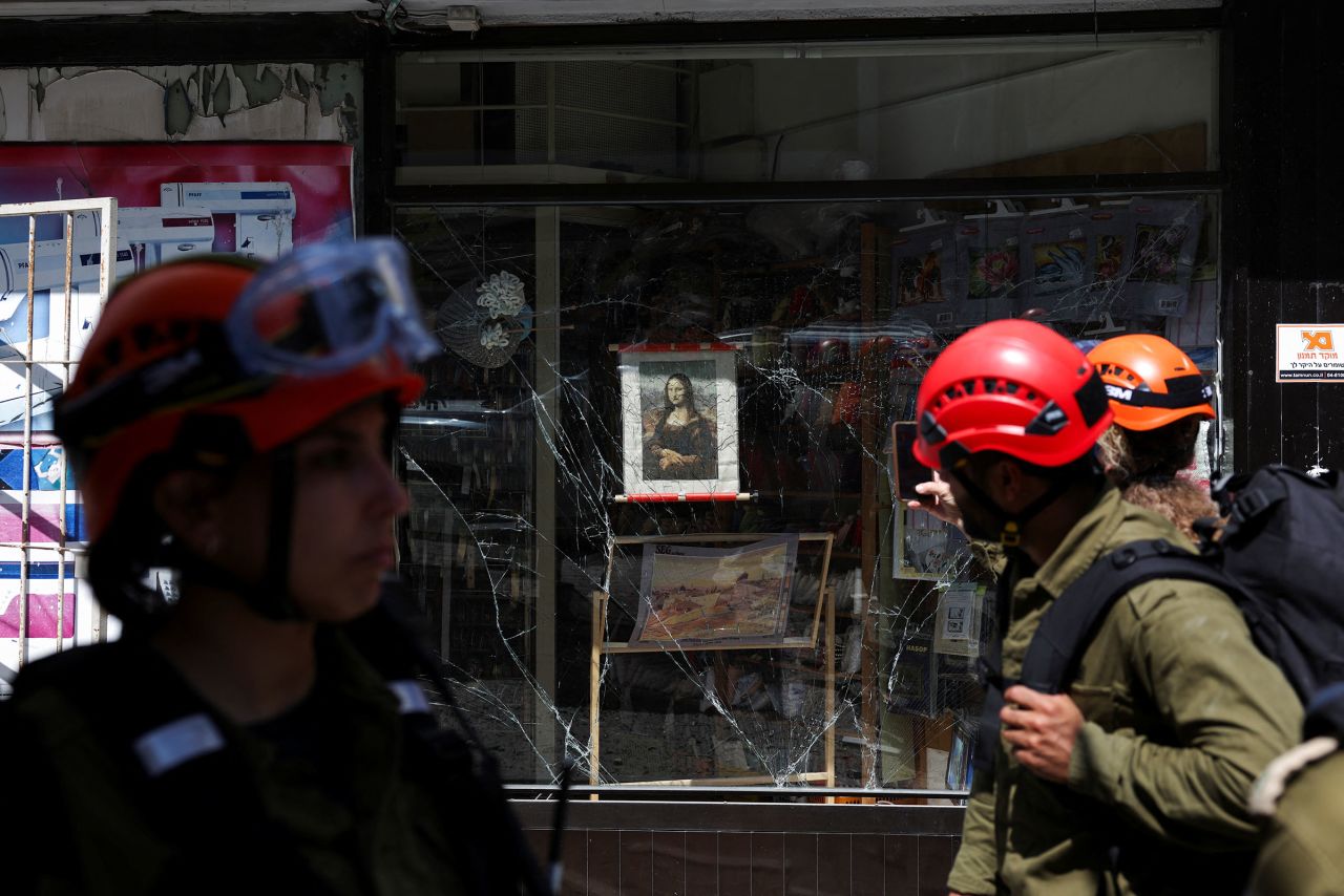 一名紧急救援人员拍摄了以色列海法的受损情况